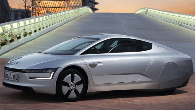 Conta ainda com a assistência de um motor elétrico de 27 cv, alimentado por uma bateria de 5.5 kWh | <a href="%20https://gutenberg.quatrorodas.abril.com.br/saloes/genebra/2013/vw-xl1-734390.shtml" rel="migration">Leia mais</a> Conta ainda com a assistência de um motor elétrico de 27 cv, alimentado por uma bateria de 5.5 kWh | <a href="%20https://gutenberg.quatrorodas.abril.com.br/saloes/genebra/2013/vw-xl1-734390.shtml" rel="migration">Leia mais</a>