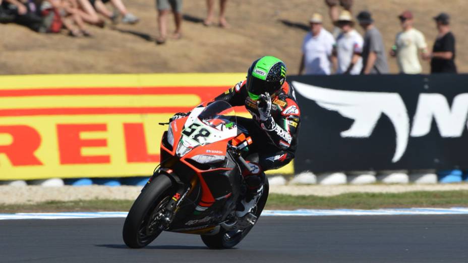 Eugene Laverty foi o segundo colocado na primeira corrida e garantiu a vitória na segunda prova. <a href="https://gutenberg.quatrorodas.abril.com.br/moto/noticias/sbk-aprilia-domina-corridas-phillip-island-734484.shtml" rel="migration">Leia mais</a>