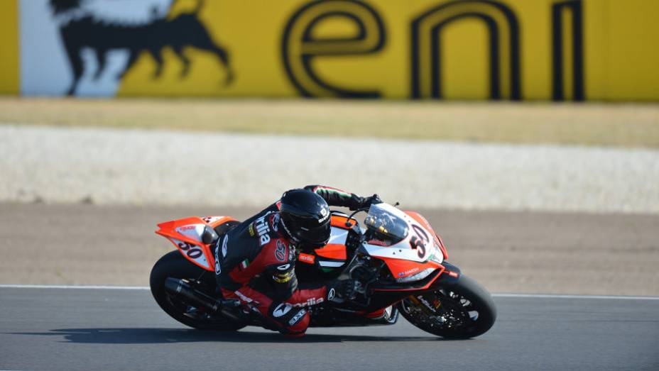 Sylvain Guintoli garantiu o lugar mais alto do pódio na primeira corrida. <a href="https://gutenberg.quatrorodas.abril.com.br/moto/noticias/sbk-aprilia-domina-corridas-phillip-island-734484.shtml" rel="migration">Leia mais</a>