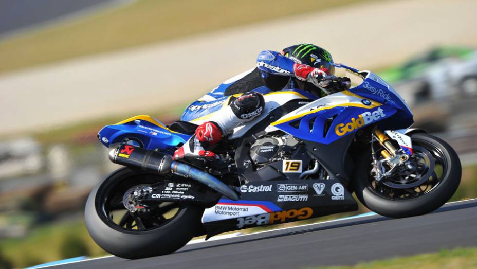 Chaz Davies (BMW) terminou a primeira corrida em quarto. <a href="https://gutenberg.quatrorodas.abril.com.br/moto/noticias/sbk-aprilia-domina-corridas-phillip-island-734484.shtml" rel="migration">Leia mais</a>