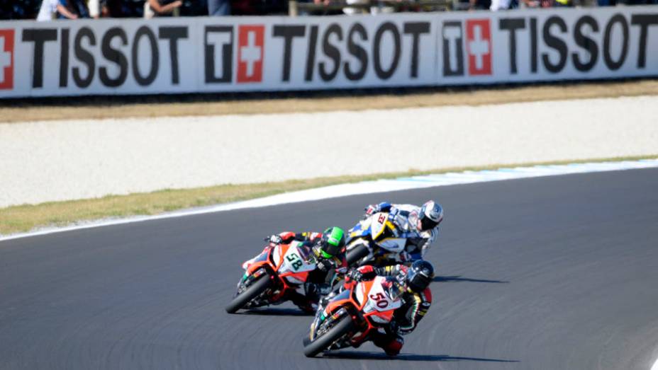 Francês Sylvain Guintoli, da Aprilia, lidera primeiro pelotão. <a href="https://gutenberg.quatrorodas.abril.com.br/moto/noticias/sbk-aprilia-domina-corridas-phillip-island-734484.shtml" rel="migration">Leia mais</a>