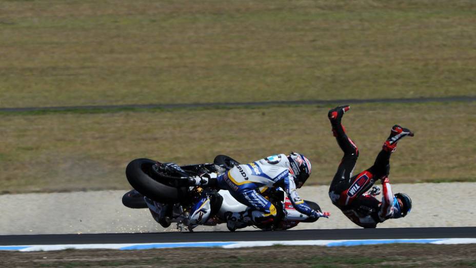 Marco Melandri (BMW) e Carlos Checa se envolveram em acidente durante a primeira corrida. <a href="https://gutenberg.quatrorodas.abril.com.br/moto/noticias/sbk-aprilia-domina-corridas-phillip-island-734484.shtml" rel="migration">Leia mais</a>