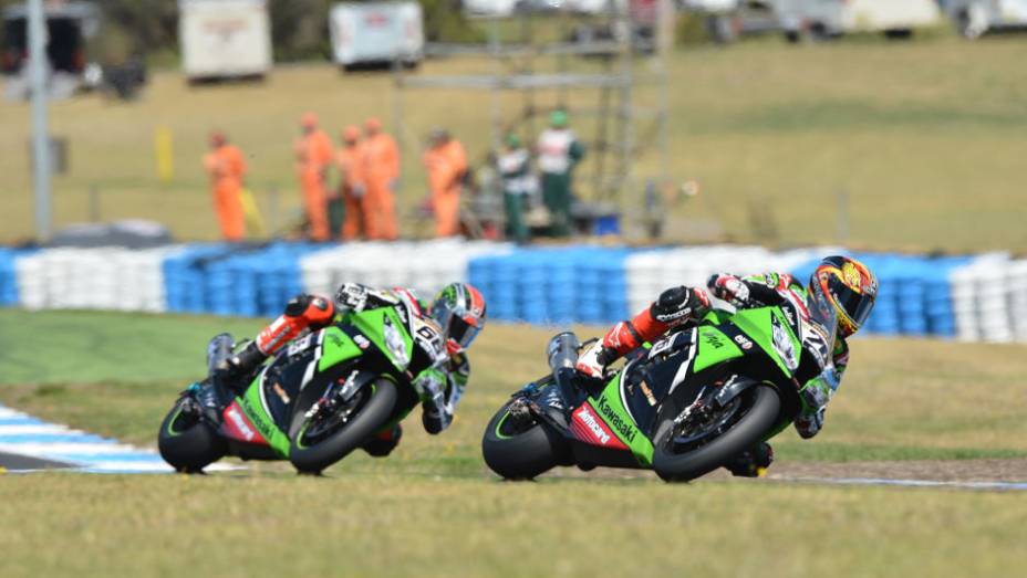 O francês Loris Baz (76, Kawasaki) ficou na sexta posição na primeira corrida. <a href="https://gutenberg.quatrorodas.abril.com.br/moto/noticias/sbk-aprilia-domina-corridas-phillip-island-734484.shtml" rel="migration">Leia mais</a>