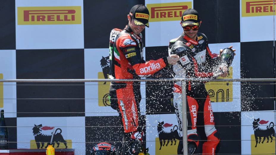 Aprilia dominou o pódio na primeira corrida, com Guintoli, Laverty e Fabrizio. <a href="https://gutenberg.quatrorodas.abril.com.br/moto/noticias/sbk-aprilia-domina-corridas-phillip-island-734484.shtml" rel="migration">Leia mais</a>