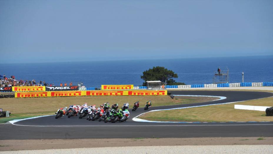 Corridas aconteceram neste domingo (24), na Austrália. <a href="https://gutenberg.quatrorodas.abril.com.br/moto/noticias/sbk-aprilia-domina-corridas-phillip-island-734484.shtml" rel="migration">Leia mais</a>