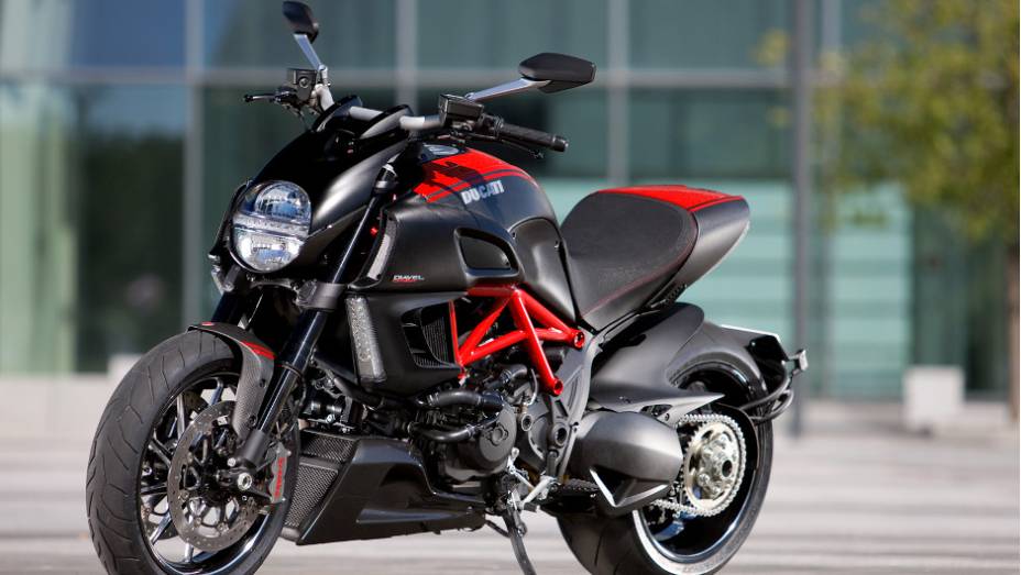 Ducati Diavel Carbon custará R$ 69.900. <a href="https://gutenberg.quatrorodas.abril.com.br/moto/noticias/ducati-diavel-custara-partir-r-58-900-734688.shtml" rel="migration">Leia mais</a>