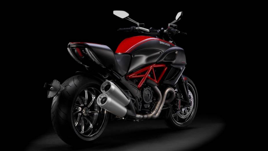 A Ducati Diavel também está equipada com o que há de mais tecnológico, como freios ABS, controle de tração (Ducati Traction Control) e acelerador eletrônico (Ride by Wire). <a href="%20https://gutenberg.quatrorodas.abril.com.br/moto/noticias/ducati-diavel-custara-part" rel="migration"></a>