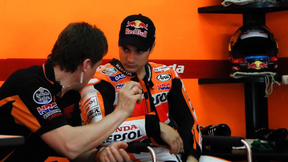 Dani Pedrosa escuta instruções nos boxes. <a href="https://gutenberg.quatrorodas.abril.com.br/moto/noticias/motogp-lorenzo-supera-pedrosa-sepang-734732.shtml" rel="migration">Leia mais</a>