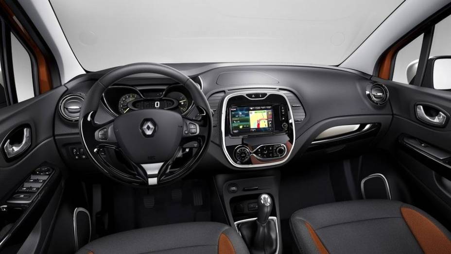 O interior é moderno como o lado de fora e oferece a verstatilidade de uma minivan, com diversos porta-objetos | <a href="%20https://gutenberg.quatrorodas.abril.com.br/saloes/genebra/2013/renault-captur-734871.shtml" rel="migration">Leia mais</a>