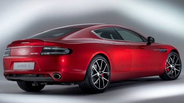 O incremento na potência também elevou a velocidade máxima dos antigos 302,5 km/h para 305,7 km/h | <a href="%20https://gutenberg.quatrorodas.abril.com.br/saloes/genebra/2013/aston-martin-rapide-s-2013-734925.shtml" rel="migration">Leia mais</a> O incremento na potência também elevou a velocidade máxima dos antigos 302,5 km/h para 305,7 km/h | <a href="%20https://gutenberg.quatrorodas.abril.com.br/saloes/genebra/2013/aston-martin-rapide-s-2013-734925.shtml" rel="migration">Leia mais</a>