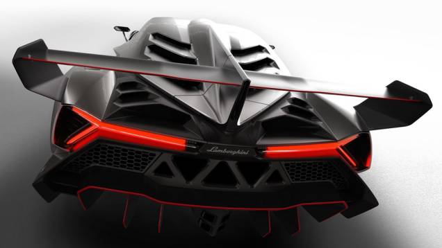 Segundo a marca, a velocidade máxima estimada é de 354 km/h | <a href="https://gutenberg.quatrorodas.abril.com.br/saloes/genebra/2013/lamborghini-veneno-735176.shtml" rel="migration">Leia mais</a> Segundo a marca, a velocidade máxima estimada é de 354 km/h | <a href="https://gutenberg.quatrorodas.abril.com.br/saloes/genebra/2013/lamborghini-veneno-735176.shtml" rel="migration">Leia mais</a>