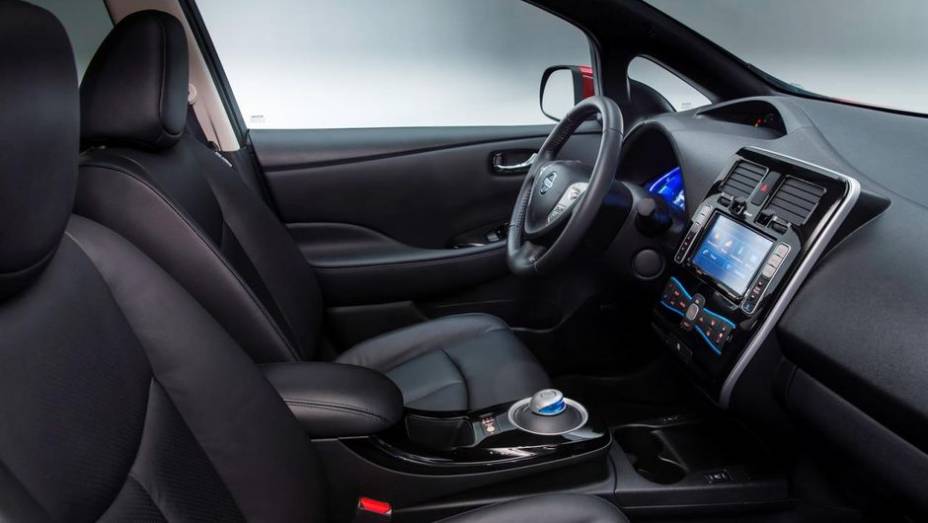 Sem especificar quais são, o comunicado da Nissan também menciona que o Leaf passa a ter mais itens de série em suas versões iniciais | <a href="%20https://gutenberg.quatrorodas.abril.com.br/saloes/genebra/2013/nissan-leaf-versao-europeia-735259.shtml" rel="migration">Leia mais</a>