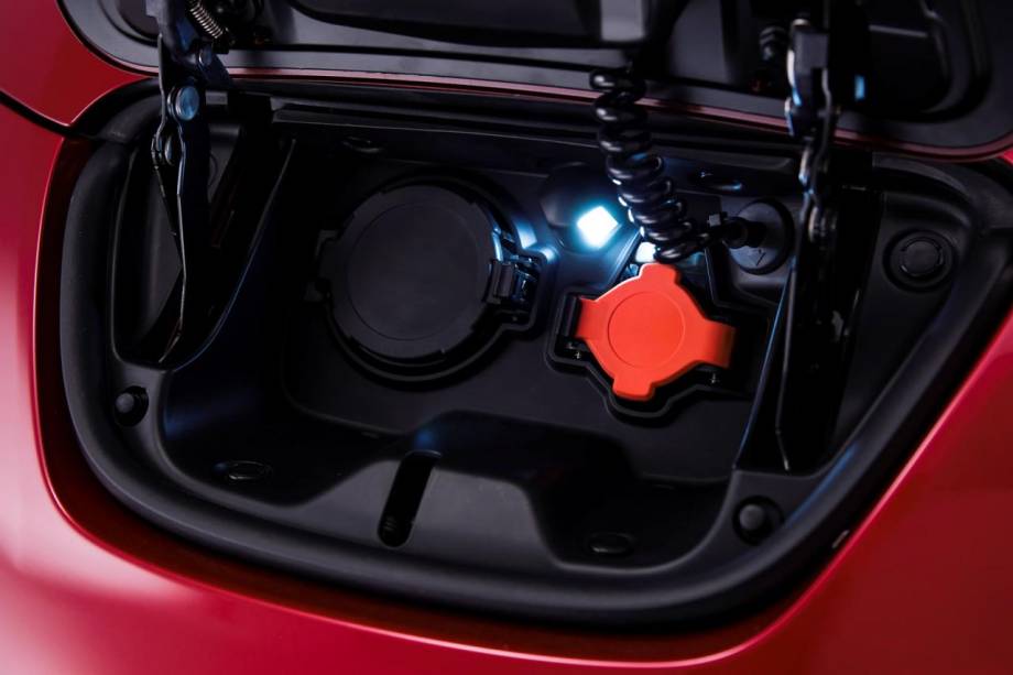 Mas a principal alteração diz respeito ao sistema de alta voltagem, que inclui o motor elétrico | <a href="%20https://gutenberg.quatrorodas.abril.com.br/saloes/genebra/2013/nissan-leaf-versao-europeia-735259.shtml" rel="migration">Leia mais</a>