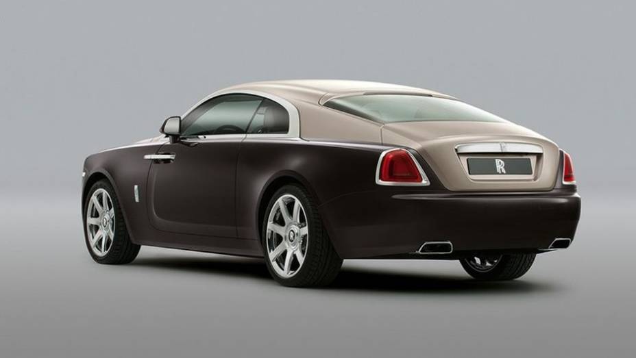 Finalmente, o modelo teve fotos oficiais e informações reveladas | <a href="https://gutenberg.quatrorodas.abril.com.br/saloes/genebra/2013/rolls-royce-wraith-734658.shtml" rel="migration">Leia mais</a>