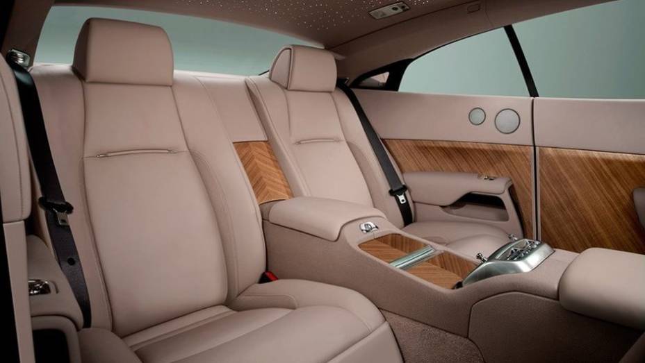 O acabamento interno tem diversos pontos em que se utiliza madeira. O revestimento dos bancos é feito em couro | <a href="%20https://gutenberg.quatrorodas.abril.com.br/saloes/genebra/2013/rolls-royce-wraith-734658.shtml" rel="migration">Leia mais</a> O acabamento interno tem diversos pontos em que se utiliza madeira. O revestimento dos bancos é feito em couro | <a href="%20https://gutenberg.quatrorodas.abril.com.br/saloes/genebra/2013/rolls-royce-wraith-734658.shtml" rel="migration">Leia mais</a>