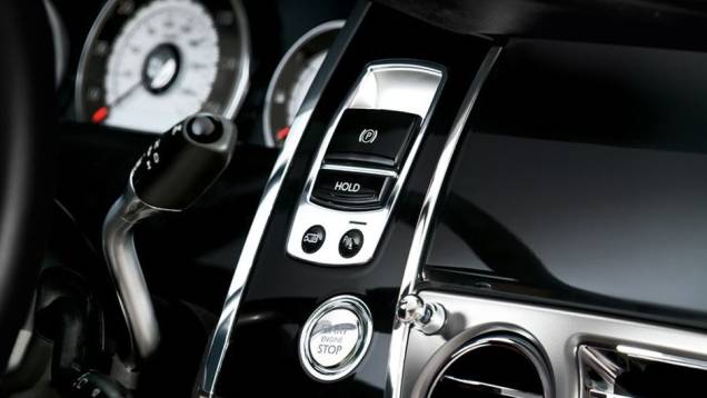 O Rolls-Royce Wraith deverá chegar ao mercado europeu no último trimestre do ano | <a href="%20https://gutenberg.quatrorodas.abril.com.br/saloes/genebra/2013/rolls-royce-wraith-734658.shtml" rel="migration">Leia mais</a> O Rolls-Royce Wraith deverá chegar ao mercado europeu no último trimestre do ano | <a href="%20https://gutenberg.quatrorodas.abril.com.br/saloes/genebra/2013/rolls-royce-wraith-734658.shtml" rel="migration">Leia mais</a>