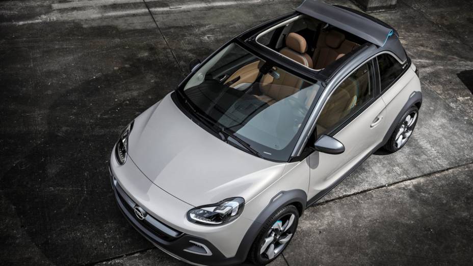 O carro perdeu seu teto tradicional e se converteu em um cabriolet | <a href="https://gutenberg.quatrorodas.abril.com.br/saloes/genebra/2013/opel-adam-rocks-concept-735283.shtml" rel="migration">Leia mais</a>