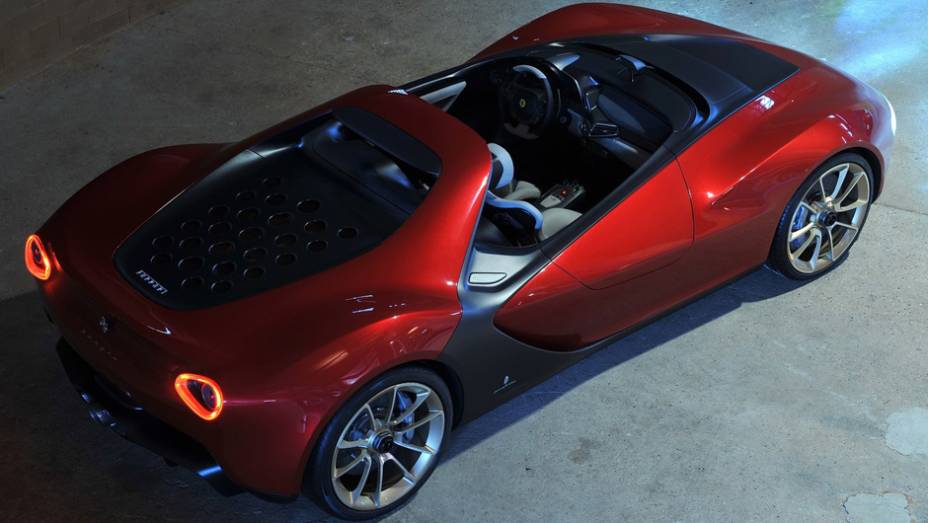 A tampa do motor, que possui os orifícios circulares vistos em outros conceitos Pininfarina, envolve a parte de trás dos assentos | <a href="%20https://gutenberg.quatrorodas.abril.com.br/saloes/genebra/2013/pininfarina-sergio-concept-735126.shtml" rel="migration">Leia mais</a>