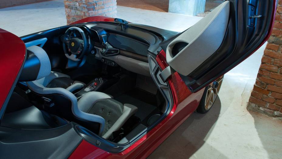 O interior é similar ao da 458 Spider, mas existe uma nova parte superior do painel e assentos modificados | <a href="%20https://gutenberg.quatrorodas.abril.com.br/saloes/genebra/2013/pininfarina-sergio-concept-735126.shtml" rel="migration">Leia mais</a>