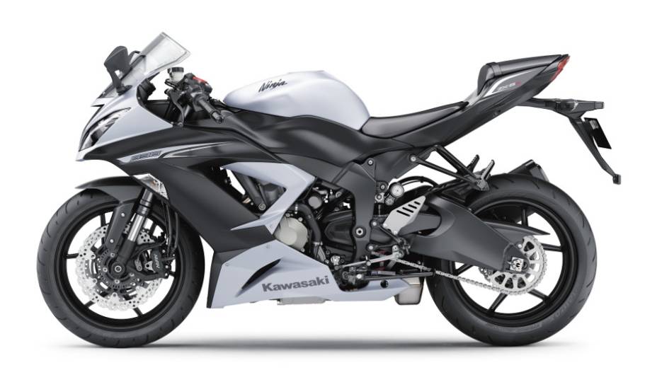 Kawasaki Ninja ZX-6R 636 também está disponível na cor branca | <a href="https://gutenberg.quatrorodas.abril.com.br/moto/noticias/kawasaki-lanca-nova-ninja-zx-6r-636-brasil-735677.shtml" rel="migration">Leia mais</a>