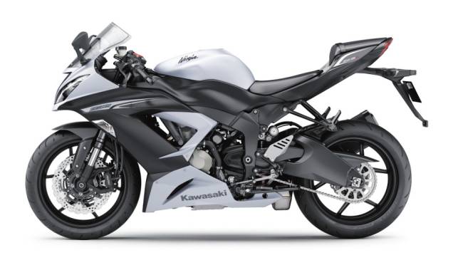 Kawasaki Ninja ZX-6R 636 também está disponível na cor branca | <a href="https://gutenberg.quatrorodas.abril.com.br/moto/noticias/kawasaki-lanca-nova-ninja-zx-6r-636-brasil-735677.shtml" rel="migration">Leia mais</a> Kawasaki Ninja ZX-6R 636 também está disponível na cor branca | <a href="https://gutenberg.quatrorodas.abril.com.br/moto/noticias/kawasaki-lanca-nova-ninja-zx-6r-636-brasil-735677.shtml" rel="migration">Leia mais</a>