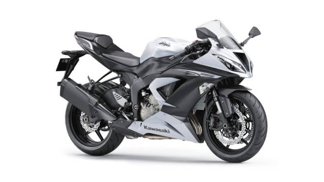 A Kawasaki ZX-6R 636 possui três modos selecionáveis no KTRC (Kawasaki Traction Control - sistema de controle de tração) | <a href="%20https://gutenberg.quatrorodas.abril.com.br/moto/noticias/kawasaki-lanca-nova-ninja-zx-6r-636-brasil-735677.shtml" rel="migration">Leia mais</a> A Kawasaki ZX-6R 636 possui três modos selecionáveis no KTRC (Kawasaki Traction Control - sistema de controle de tração) | <a href="%20https://gutenberg.quatrorodas.abril.com.br/moto/noticias/kawasaki-lanca-nova-ninja-zx-6r-636-brasil-735677.shtml" rel="migration">Leia mais</a>