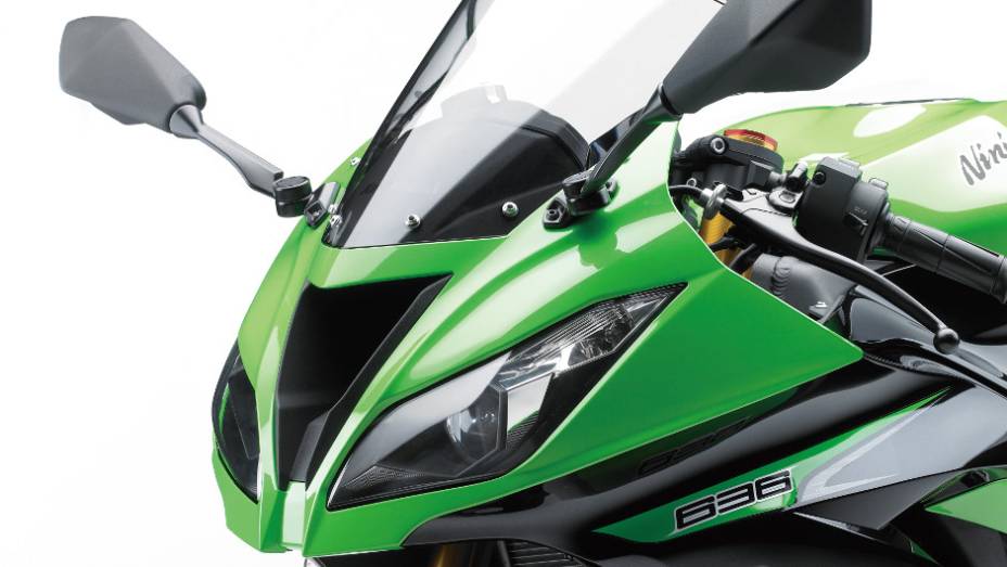 O design da nova Ninja 636 remete muito à irmã maior ZX-10R, com linhas mais angulosas e marcantes | <a href="%20https://gutenberg.quatrorodas.abril.com.br/moto/noticias/kawasaki-lanca-nova-ninja-zx-6r-636-brasil-735677.shtml" rel="migration">Leia mais</a>