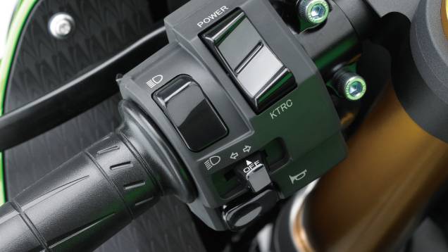 No punho esquerdo estão os botões para selecionar o modo de entrega de potência e controle de tração | <a href="%20https://gutenberg.quatrorodas.abril.com.br/moto/noticias/kawasaki-lanca-nova-ninja-zx-6r-636-brasil-735677.shtml" rel="migration">Leia mais</a> No punho esquerdo estão os botões para selecionar o modo de entrega de potência e controle de tração | <a href="%20https://gutenberg.quatrorodas.abril.com.br/moto/noticias/kawasaki-lanca-nova-ninja-zx-6r-636-brasil-735677.shtml" rel="migration">Leia mais</a>
