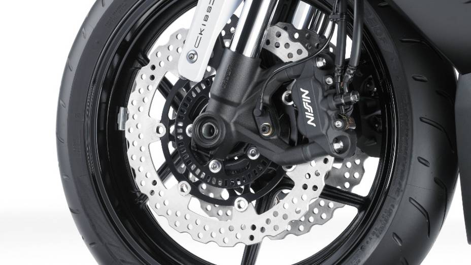 Seus freios contam com o sistema ABS inteligente da Kawasaki, o KIBS (Kawasaki Intelligent Anti-Lock Brake System), com pinças monobloco Nissin, pela primeira vez em uma moto da marca | <a href="%20https://gutenberg.quatrorodas.abril.com.br/moto/noticias/kawasaki-lanc" rel="migration"></a>