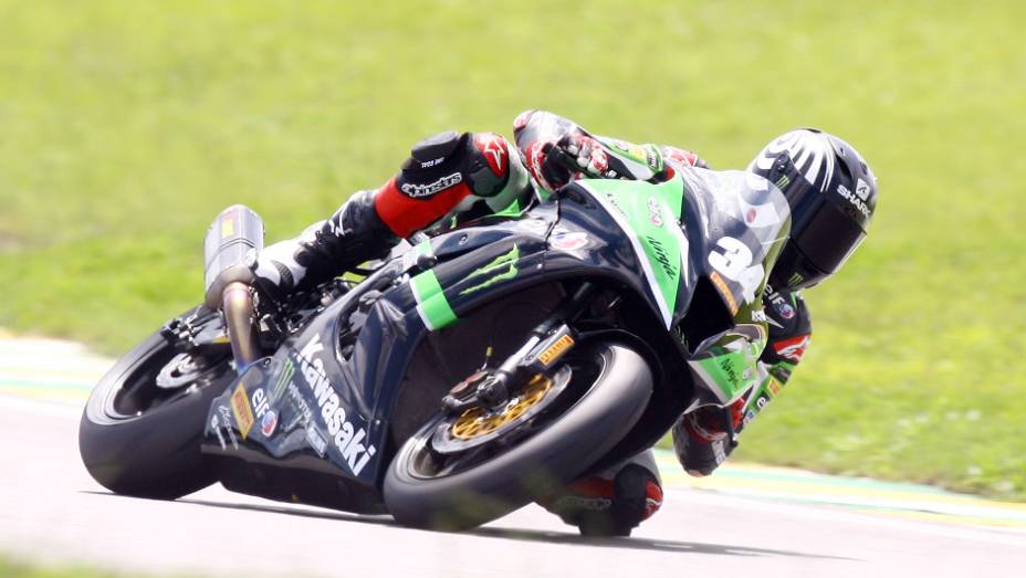 Bruno Corano pagou caro pelo erro e terminou em sexto | <a href="https://gutenberg.quatrorodas.abril.com.br/moto/noticias/maico-teixeira-vence-1a-etapa-superbike-series-brasil-735864.shtml" rel="migration">Leia mais</a>