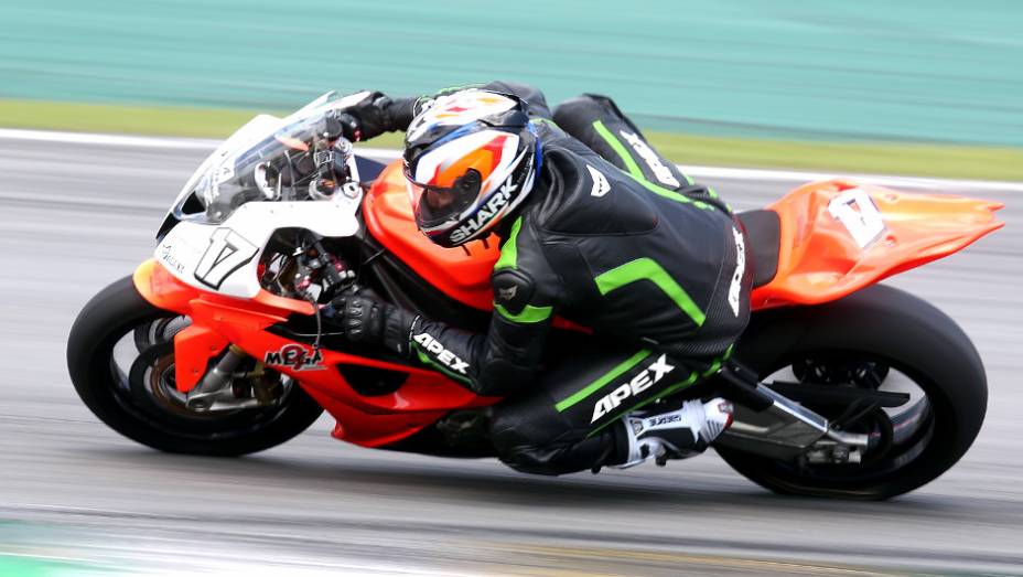 Danilo Lewis garantiu o terceiro lugar | <a href="https://gutenberg.quatrorodas.abril.com.br/moto/noticias/maico-teixeira-vence-1a-etapa-superbike-series-brasil-735864.shtml" rel="migration">Leia mais</a>