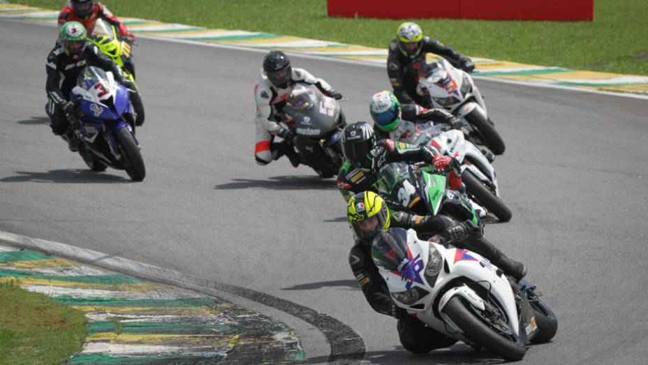 Primeira etapa do SuperBike Series Brasil aconteceu em São Paulo, no Autódromo de Interlagos | <a href="https://gutenberg.quatrorodas.abril.com.br/moto/noticias/maico-teixeira-vence-1a-etapa-superbike-series-brasil-735864.shtml" rel="migration">Leia mais</a>