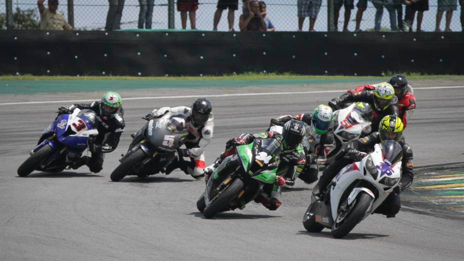 Maico Teixeira dominou a primeira etapa do SuperBike Series Brasil | <a href="https://gutenberg.quatrorodas.abril.com.br/moto/noticias/maico-teixeira-vence-1a-etapa-superbike-series-brasil-735864.shtml" rel="migration">Leia mais</a>