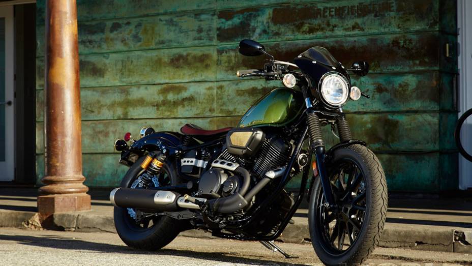 Yamaha Star Bolt R-Spec na cor verde exército com acessórios | <a href="https://gutenberg.quatrorodas.abril.com.br/moto/noticias/yamaha-lanca-custom-star-bolt-eua-735965.shtml" rel="migration">Leia mais</a>