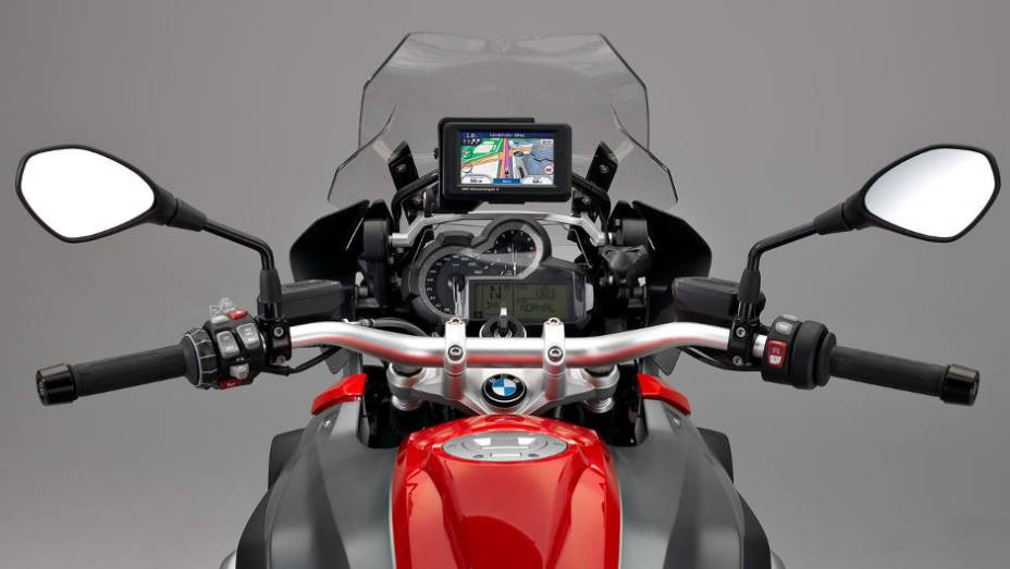 Versão Premium da motocicleta custará R$ 83.900,00 no Brasil | <a href="https://gutenberg.quatrorodas.abril.com.br/moto/noticias/nova-bmw-r-1200-gs-chega-r-73-400-738866.shtml" rel="migration">Leia mais</a>