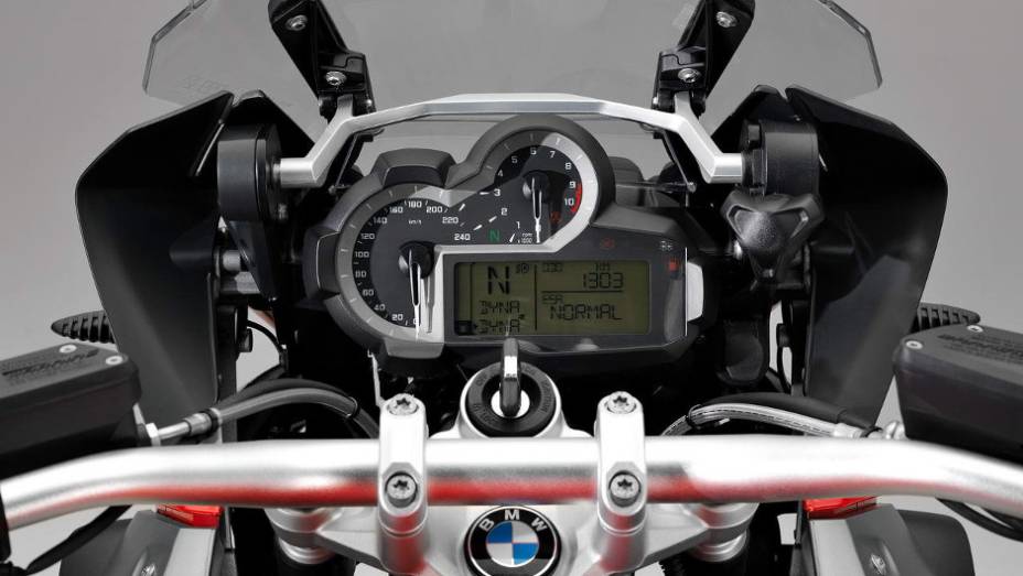 Nova geração da BMW R 1200 GS conta com cinco modos de condução (Rain, Road, Dynamic, Enduro e Enduro Pro) | <a href="%20https://gutenberg.quatrorodas.abril.com.br/moto/noticias/nova-bmw-r-1200-gs-chega-r-73-400-738866.shtml" rel="migration">Leia mais</a>