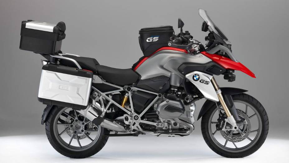 A versão topo de linha que conta com suspensão com ajuste eletrônico | <a href="https://gutenberg.quatrorodas.abril.com.br/moto/noticias/nova-bmw-r-1200-gs-chega-r-73-400-738866.shtml" rel="migration">Leia mais</a>