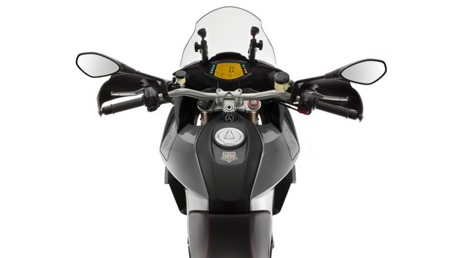 A Aprilia Caponord 1200 é baseada na supermotard Dorsoduro 1200 | <a href="https://gutenberg.quatrorodas.abril.com.br/moto/noticias/conheca-aprilia-caponord-1200-2013-736522.shtml" rel="migration">Leia mais</a>