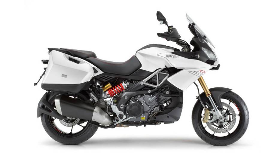 Aprilia Caponord 1200 2013 está disponível nas cores vermelha, cinza e branca | <a href="https://gutenberg.quatrorodas.abril.com.br/moto/noticias/conheca-aprilia-caponord-1200-2013-736522.shtml" rel="migration">Leia mais</a>