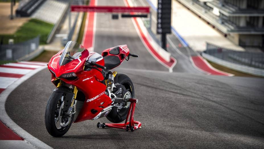 Superbike da marca italiana foi apresentada no Circuito das Américas | <a href="https://gutenberg.quatrorodas.abril.com.br/moto/noticias/ducati-lanca-1199-panigale-r-2013-austin-736714.shtml" rel="migration">Leia mais</a>