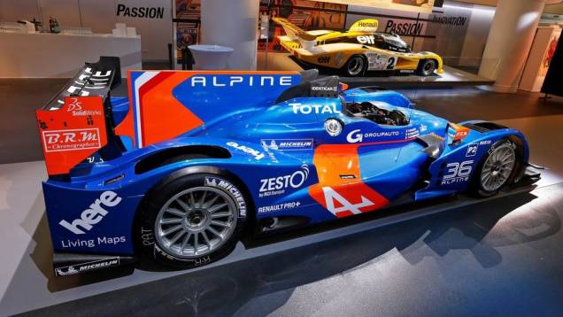 Ele é equipado com motor V8 da Nissan, que entrega 500 cavalos de potência. A transmissão é sequencial (X-Trac) de seis velocidades | <a href="%20https://gutenberg.quatrorodas.abril.com.br/noticias/fabricantes/alpine-revela-no36-736828.shtml" rel="migration">Leia mais</a> Ele é equipado com motor V8 da Nissan, que entrega 500 cavalos de potência. A transmissão é sequencial (X-Trac) de seis velocidades | <a href="%20https://gutenberg.quatrorodas.abril.com.br/noticias/fabricantes/alpine-revela-no36-736828.shtml" rel="migration">Leia mais</a>