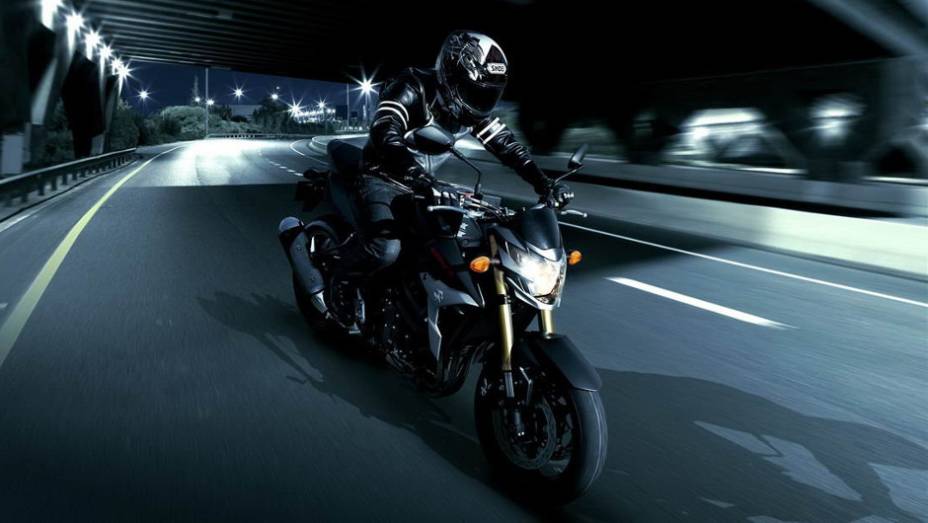 A tetracilíndrica GSR 750 Black Mat Limited Edition ganhou novos grafismos e ficou ainda mais agressiva | <a href="%20https://gutenberg.quatrorodas.abril.com.br/moto/noticias/suzuki-gsr-750-black-mat-limited-edition-737271.shtml" rel="migration">Leia mais</a>