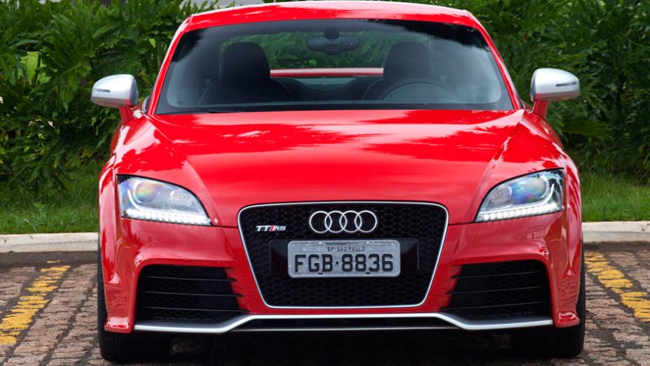 Os para-choques com entradas de ar maiores o diferenciam do TT | <a href="https://gutenberg.quatrorodas.abril.com.br/carros/lancamentos/audi-tt-rs-737239.shtml" rel="migration">Leia mais</a>