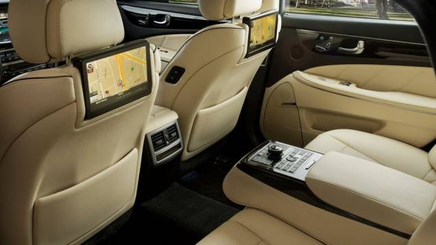 Na traseira, há duas telas de 9,2 polegadas de alta definição | <a href="https://gutenberg.quatrorodas.abril.com.br/saloes/new-york/2013/hyundai-equus-737279.shtml" rel="migration">Leia mais</a> Na traseira, há duas telas de 9,2 polegadas de alta definição | <a href="https://gutenberg.quatrorodas.abril.com.br/saloes/new-york/2013/hyundai-equus-737279.shtml" rel="migration">Leia mais</a>