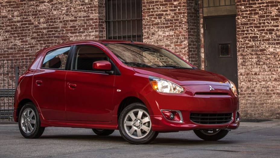 A Mitsubishi revela a versão norte-americana do hatch compacto Mirage (modelo 2014) durante o Salão de Nova Iorque | <a href="%20https://gutenberg.quatrorodas.abril.com.br/saloes/new-york/2013/mitsubishi-mirage-737029.shtml" rel="migration">Leia mais</a>