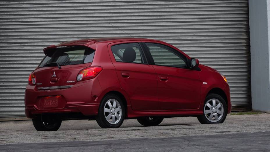 O desempenho é obtido por meio do pequeno motor 1.2 de três cilindros que equipa o modelo | <a href="%20https://gutenberg.quatrorodas.abril.com.br/saloes/new-york/2013/mitsubishi-mirage-737029.shtml" rel="migration">Leia mais</a>