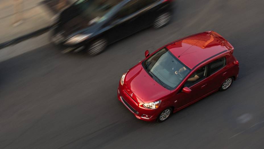 De série, a transmissão é manual, de cinco marchas, tendo como opcional o câmbio CVT | <a href="%20https://gutenberg.quatrorodas.abril.com.br/saloes/new-york/2013/mitsubishi-mirage-737029.shtml" rel="migration">Leia mais</a>