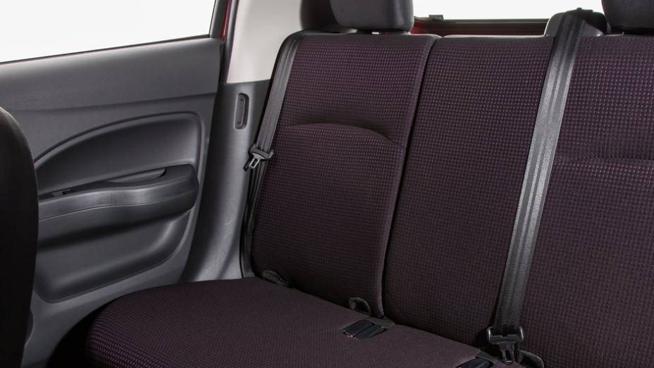 Em termos de conforto e conveniência, vem com climate control automático, vidros e retrovisores elétricos... | <a href="%20https://gutenberg.quatrorodas.abril.com.br/saloes/new-york/2013/mitsubishi-mirage-737029.shtml" rel="migration">Leia mais</a>