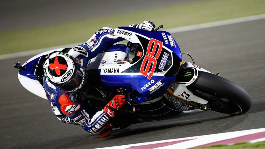 Jorge Lorenzo (Yamaha Factory Racing) foi o mais rápido do dia | <a href="https://gutenberg.quatrorodas.abril.com.br/moto/noticias/motogp-lorenzo-lidera-treino-livre-catar-737806.shtml" rel="migration">Leia mais</a>