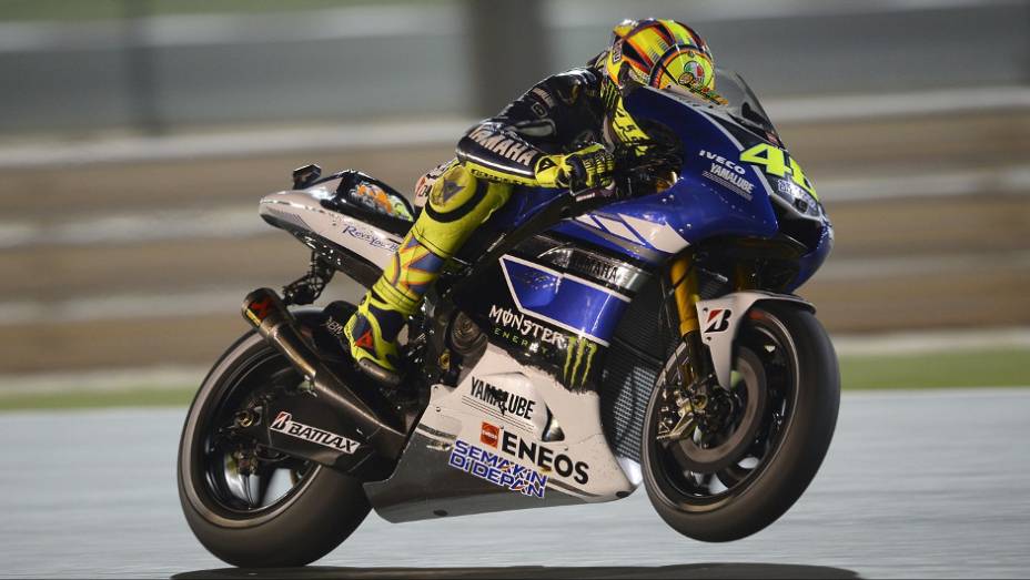 Valentino Rossi mostrando bom desempenho com sua Yamaha | <a href="https://gutenberg.quatrorodas.abril.com.br/moto/noticias/motogp-lorenzo-lidera-treino-livre-catar-737806.shtml" rel="migration">Leia mais</a>